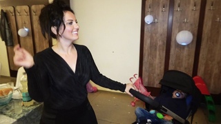 Kolo igram, bebu ljuljam - I'm dancing, pushing baby stroller
